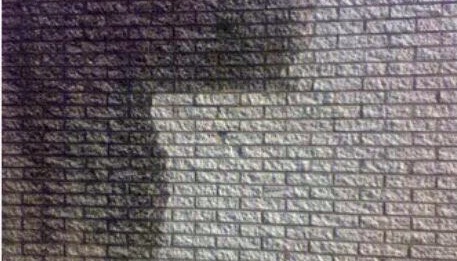 Gevel half schoongemaakt